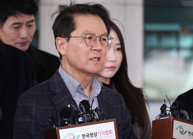 윤석열 대통령의 변호인단인 윤갑근 변호사가 13일 서울 서초구 서울고검 앞에서 기자회견을 하고 있다. [사진=연합뉴스]