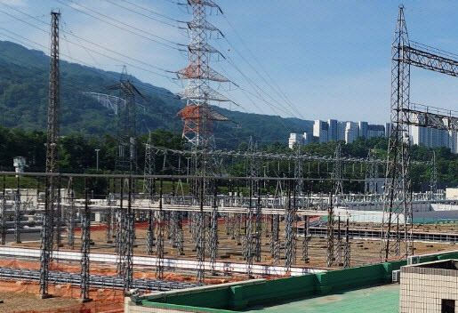 한국전력공사 동서울변전소 및 인근 송전철탑 모습. [사진=한국전력]