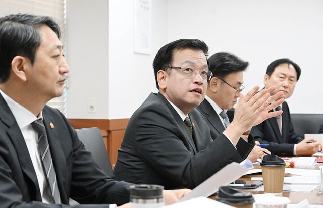 최상목 대통령 권한대행 부총리 겸 기획재정부 장관이 13일 정부서울청사에서 대외경제 현안 간담회를 주재하며 발언하고 있다. [사진=기획재정부]