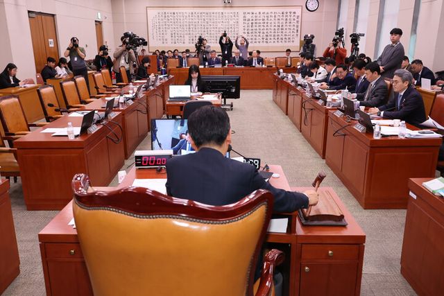 26일 국회 법제사법위원회 전체회의에서 주주에 대한 이사의 충실 의무 등을 골자로 한 상법 개정안이 야당 단독으로 통과되고 있다. 2025.2.26