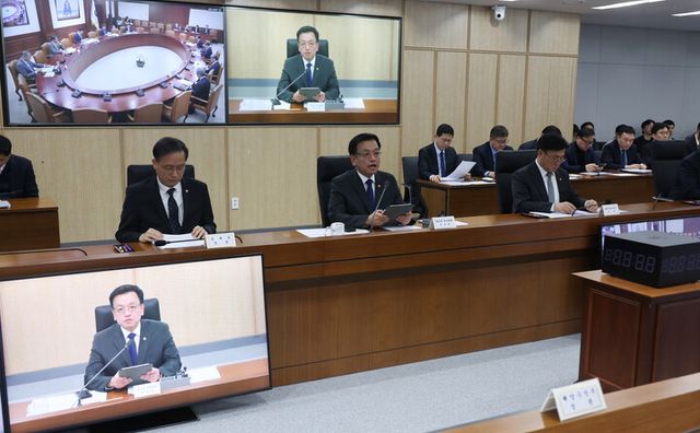 최상목 대통령 권한대행 부총리 겸 기획재정부 장관이 12일 정부세종청사에서 '국정현안관계장관회의 겸 경제관계장관회의 겸 산업경쟁력강화관계장관회의'를 주재하며 발언하고 있다. [사진=연합뉴스]