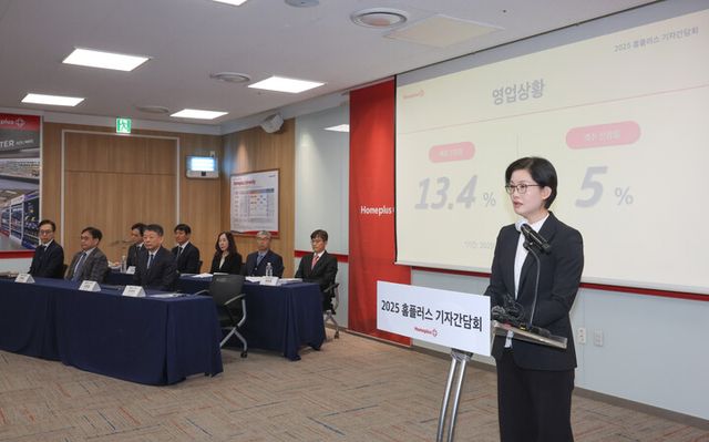 조주연 홈플러스 공동대표가 14일 서울 강서구 홈플러스 본사에서 열린 기업 회생절차(법정관리) 관련 기자간담회에서 설명하고 있다. [사진=연합뉴스]