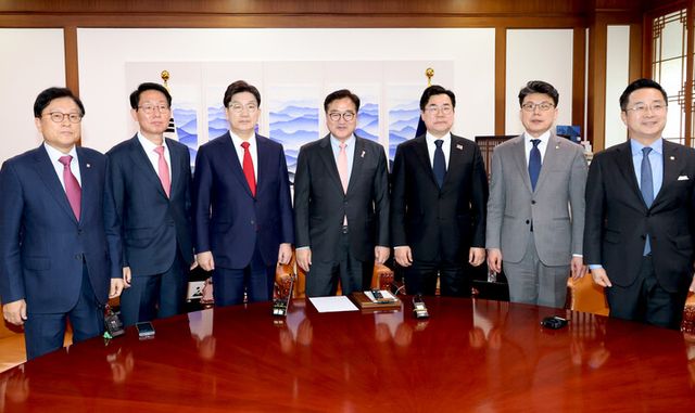 우원식 국회의장, 국민의힘 권성동 원내대표, 더불어민주당 박찬대 원내대표가 10일 서울 여의도 국회 의장실에서 열린 국정협의회에 앞서 기념 촬영하고 있다.왼쪽부터 국민의힘 박형수 원내수석부대표, 김상훈 정책위의장, 권성동 원내대표, 우 의장, 더불어민주당 박찬대 원내대표, 진성준 정책위의장, 박성준 원내수석부대표. 2025.3.10 [공동취재]utzza@yna.co.kr(끝)