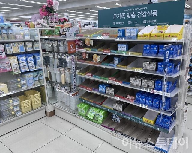 다이소 매봉역점 건강기능식품 매대가 비어 있다. [사진=황수민 기자]