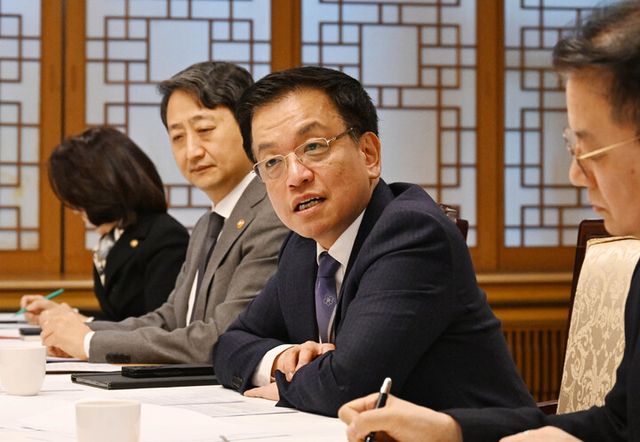최상목 대통령 권한대행 부총리 겸 기획재정부 장관이 17일 정부서울청사에서 대외경제 현안 간담회를 주재하고 발언하고 있다. [사진=기획재정부]