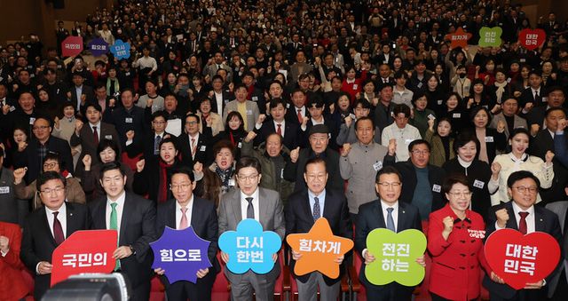 국민의힘 권영세 비상대책위원장과 권성동 원내대표가 17일 서울 여의도 국회 의원회관에서 '다시 한번 힘차게 전진하는 대한민국'이라는 주제로 진행된 전국 시·도당 및 당원협의회 주요당직자 연수에서 기념촬영을 하고 있다. [사진=연합뉴스]