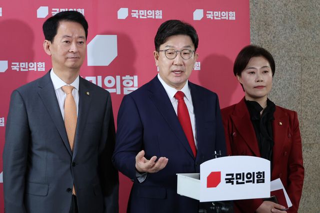 권성동 국민의힘 원내대표가 18일 서울 여의도 국회에서 부동산 정책 등 현안에 대해 설명하고 있다. [사진=연합뉴스]