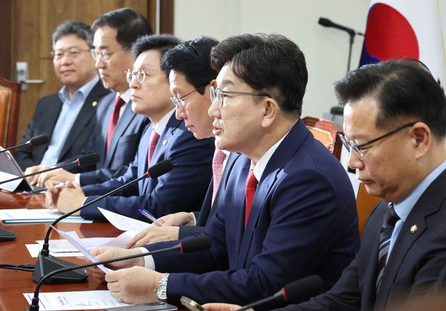 권성동 국민의힘 원내대표(오른쪽 두번째)가 18일 서울 여의도 국회에서 열린 원내대책회의에서 발언하고 있다. [사진=연합뉴스]