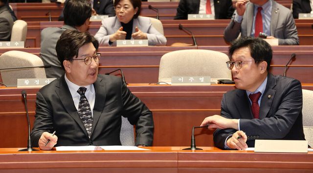 국민의힘 권성동 원내대표(왼쪽)와 박형수 원내수석부대표가 지난 13일 국회에서 열린 의원총회에 입장해 대화하고 있다. [사진=연합뉴스]