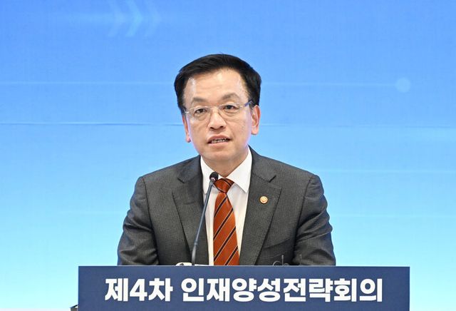 최상목 대통령 권한대행 부총리 겸 기획재정부 장관이 19일 서울 성북구 고려대 SK 미래관 최종현 홀에서 열린 제4차 인재양성전략회의에 참석해 발언하고 있다. [사진=기획재정부]