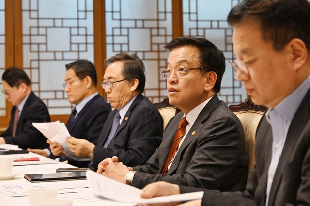 최상목 대통령 권한대행 부총리 겸 기획재정부 장관이 19일 정부서울청사에서 대외경제 현안 간담회를 열고 발언하고 있다. 이날 간담회에는 유상임 과학기술정보통신부 장관, 조태열 외교부 장관, 안덕근 장관, 방기선 국무조정실장, 성태윤 대통령비서실 정책실장, 신원식 국가안보실장, 박성택 산업통상자원부 1차관, 정인교 산업통상자원부 통상교섭본부장이 자리했다. [사진=기획재정부]