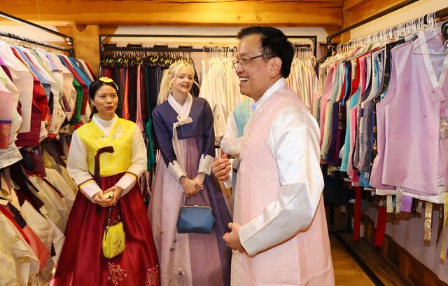 최상목 대통령 권한대행 부총리 겸 기획재정부 장관이 20일 경북 경주 교촌 한옥마을의 한복 체험 의상실을 방문해 한복을 입고 있다. 이 자리에 함께 한 외국인 관관객들이 "방한 지역관광&nbsp;관련 정보에 외국인들이&nbsp;더 쉽게 접근할 수 있도록 개선이 필요하다"고 건의하자, 최 권한대행은 관계 기관을 향해 "외국인 관광객들이 지역에 방문하여&nbsp;다양한 체험활동에&nbsp;참여할 수 있도록 적극 홍보해달라"고 당부했다.&nbsp;[사진=연합뉴스]