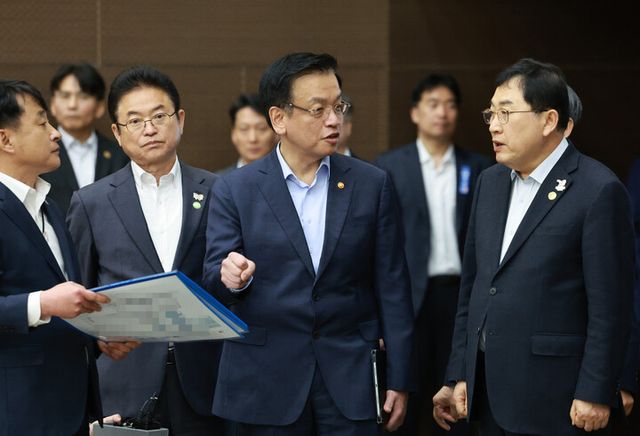 최상목 대통령 권한대행 부총리 겸 기획재정부 장관이 20일 경북 경주화백컨벤션센터(HICO)를 방문해 32차 아시아태평양경제협력체(APEC) 정상회의 준비 상황을 점검하고 있다. [사진=연합뉴스]