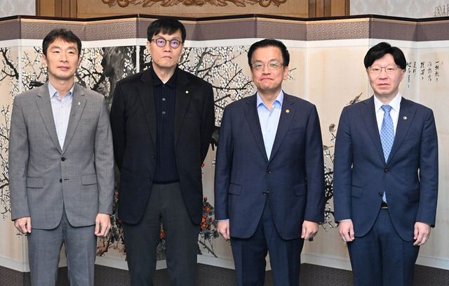 최상목 대통령 권한대행 부총리 겸 기획재정부 장관이 20일 정부서울청사에서 거시경제ㆍ금융현안 간담회를 열고 참석자들과 기념 촬영을 하고 있다. (왼쪽부터) 이복현 금융감독원장, 이창용 한국은행 총재, 최 권한대행, 김소영 금융위 부위원장. [사진=기획재정부]