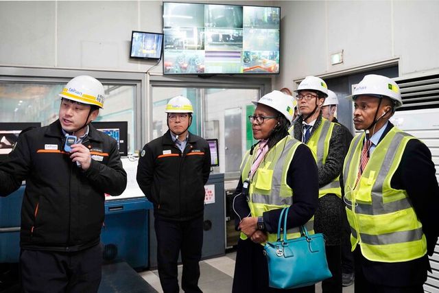 대한전선이 주한 남아공 대사관 관계자에게 당진케이블공장에 대해 설명을 하고 있다. [사진=대한전선]