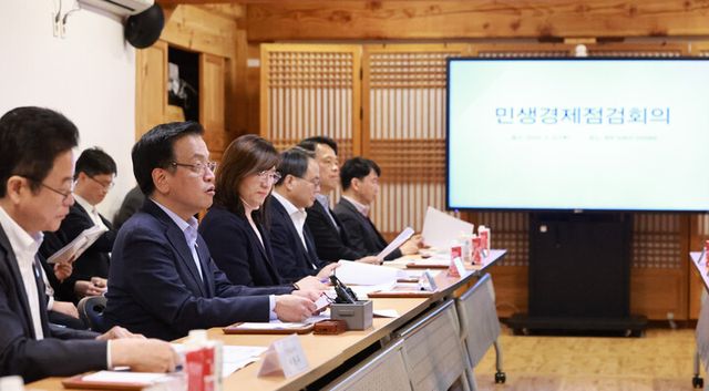 최상목 대통령 권한대행 부총리 겸 기획재정부 장관이 20일 경북 경주 교촌마을 최부자 아카데미에서 민생경제점검회의를 주재하고 발언하고 있다. [사진=연합뉴스]