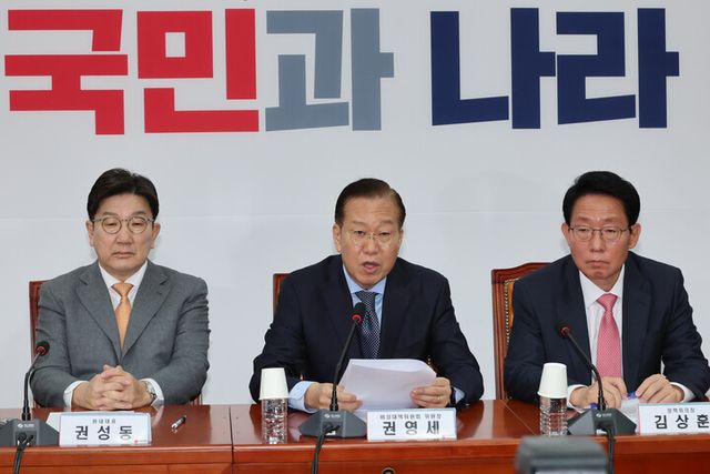 권영세 비상대책위원장(가운데)이 20일 서울 여의도 국회에서 열린 비상대책위원회의에서 발언하고 있다. [사진=연합뉴스]