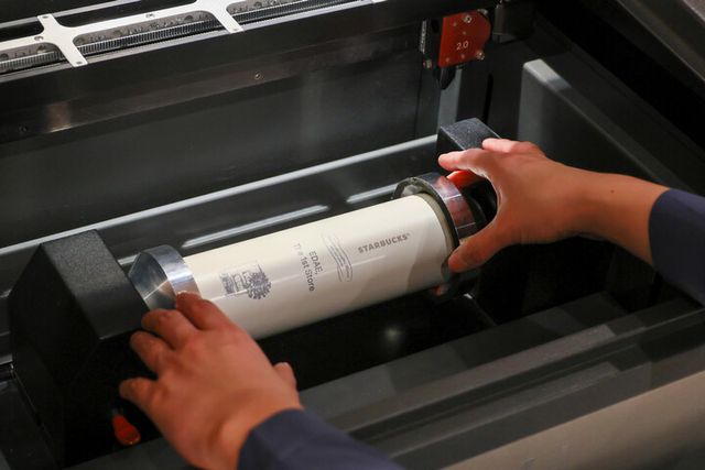 스타벅스 코리아가 국내 1호점 이대점에서 제공하는 텀블러 각인 서비스. [사진=스타벅스 코리아]