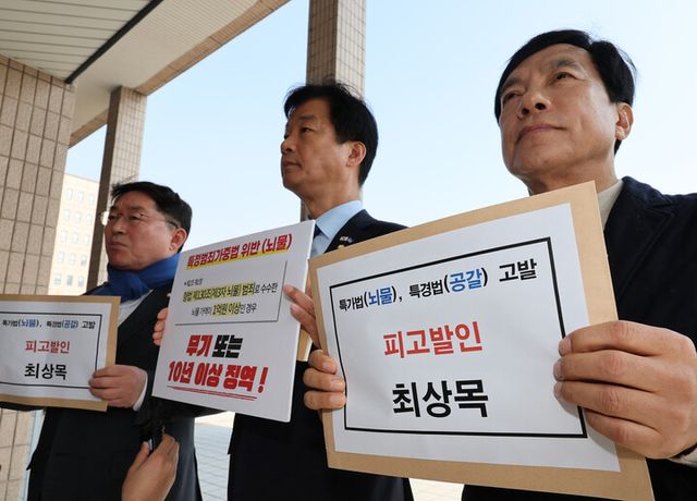 더불어민주당 법률위원회 소속 의원들이 21일 정부과천청사 고위공직자범죄수사처 민원실 앞에서 최상목 대통령 권한대행에 대해 고발장 제출을 하기 전 기자회견을 하고 있다. (왼쪽부터) 박희승, 박균택, 이성윤 의원. [사진=연합뉴스]