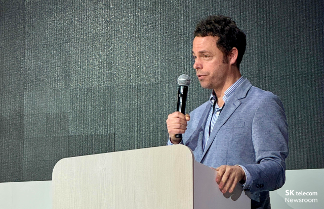 에릭 데이비스 SKT AI테크 컬래버레이션 본부장이 지난 19일 서울에서 열린 ‘앤트로픽 코리아 빌더 서밋’에서 클로드 활용 사례로 SKT의 텔코 LLM 도입 건을 설명하고 있다. [사진=SKT]