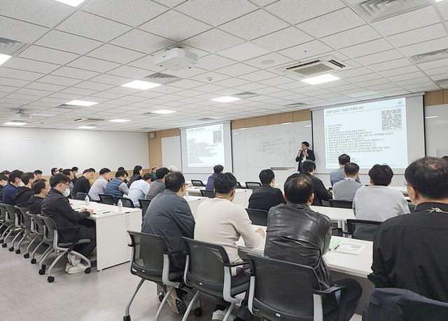 삼성전기 임직원들이 품질 교육을 듣고 있다. [사진=삼성전기]