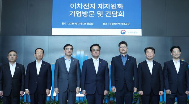 최상목 대통령 권한대행 부총리 겸 기획재정부 장관이 21일 이차전지 재자원화(재활용) 기업인 전북 군산 성일하이텍에서 관계자들과 기념촬영을 하고 있다. [사진=연합뉴스]