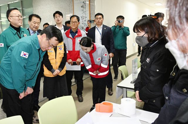 최상목 대통령 권한대행 부총리 겸 기획재정부 장관이 22일 경남 산청군 한국선비문화연구원에 마련된 산불 주민대피소에서 자원봉사자들에게 감사 인사를 하고 있다. [사진=기획재정부]