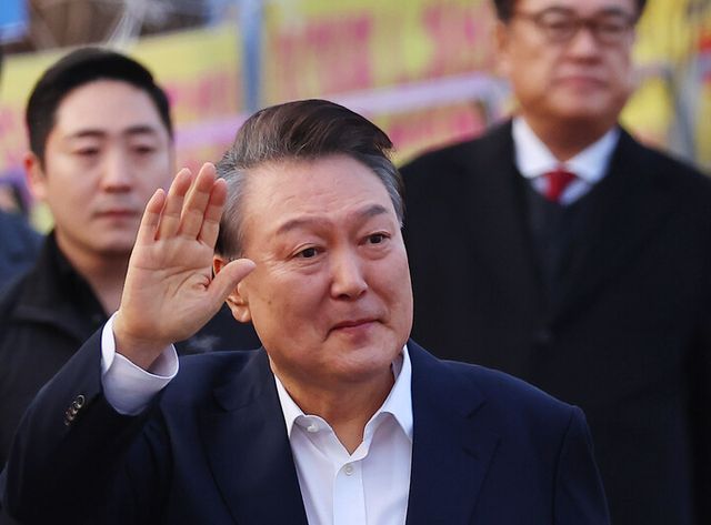 윤석열 대통령이 지난 8일 경기도 의왕시 서울구치소를 나서며 차에서 내려 지지자들에게 인사하고 있다. [사진=연합뉴스]
