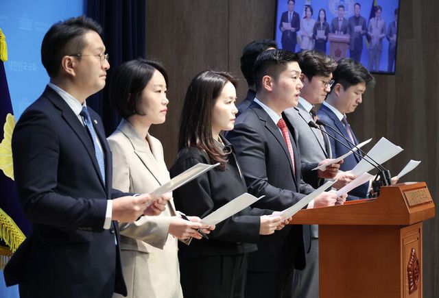 국민연금 개혁안에 반대하는 30·40세대 여야 의원들이 23일 국회 소통관에서 ‘더 나은 연금개혁을 요구하는 국회의원’이라는 이름 아래 모여 긴급 기자회견을 열고 있다. 왼쪽부터 더불어민주당 전용기, 이소영 의원, 개혁신당 이주영, 국민의힘 김재섭, 더불어민주당 장철민, 국민의힘 우재준 의원. [사진=연합뉴스]