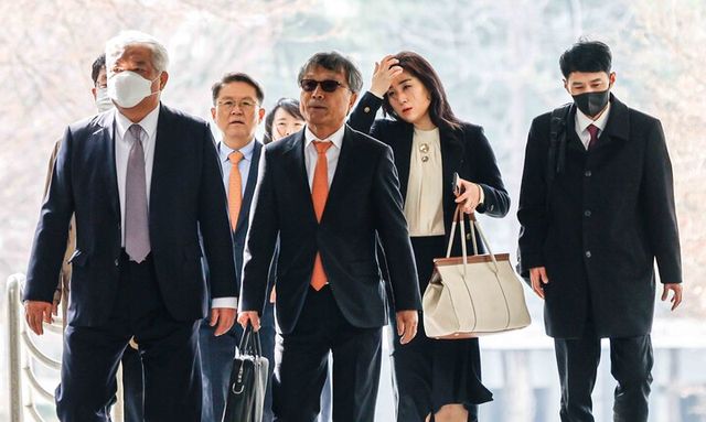 윤석열 대통령 측 변호인단이 24일 서울 서초구 서울중앙지방법원에서 열린 에 출석하고 있다. [사진=연합뉴스]