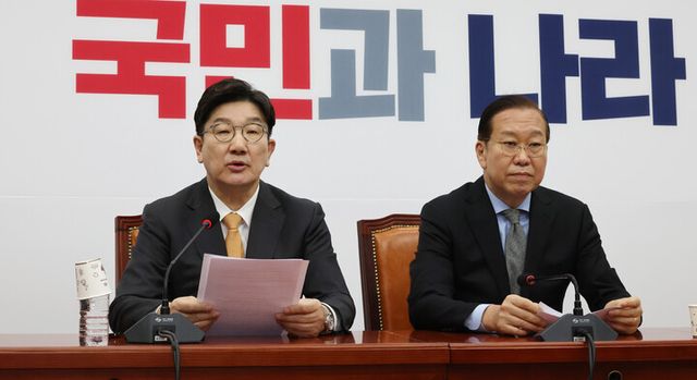 권성동 국민의힘 원내대표가 24일 서울 여의도 국회에서 한덕수 국무총리 탄핵 기각과 관련해 입장을 밝히고 있다. 오른쪽은 권영세 비상대책위원장. [사진=연합뉴스]