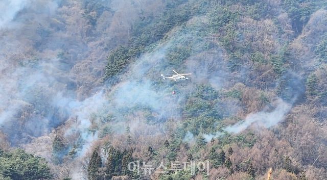 산불 진화 중인 헬기. [사진=이뉴스투데이DB]