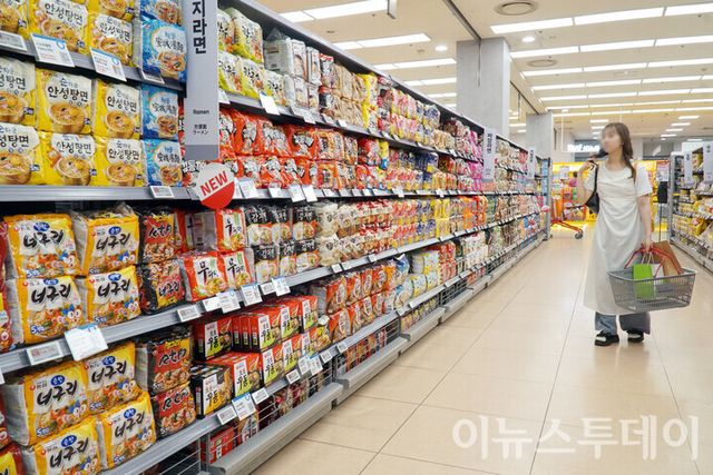 서울의 한 대형마트에서 이용객이 매대에 진열된 라면을 살펴보고 있다. [사진=이뉴스투데이DB]