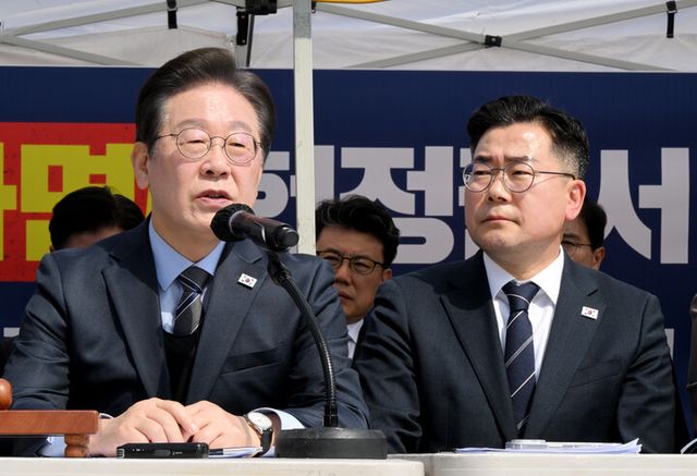 이재명 더불어민주당 대표가 24일 서울 종로구 경복궁역 부근 광화문 더불어민주당 천막당사에서 열린 최고위원회의에서 발언하고 있다. [사진=연합뉴스]