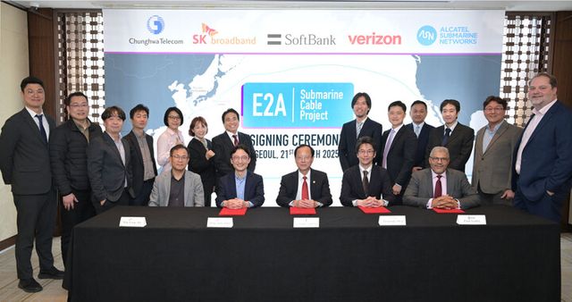 SK브로드밴드가 미국·일본·대만 등 4개 국가를 연결하는 국제 해저 케이블 구축 컨소시엄 ‘E2A’ 계약을 체결했다. 하민용AI DC사업부장(맨 왼쪽)과 조정민AI DC기획본부장(왼쪽에서 두 번째) 등 참석자들이 기념 촬영을 진행했다. [사진=SK브로드밴드]