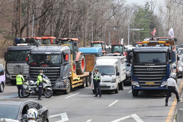 25일 경찰이 경기도 과천시 남태령 고개 입구에서 전국농민회총연맹(전농) 트랙터를 실은 트럭을 제지하고 있다. 전농은 이날 남태령 고개에서 윤석열 대통령 탄핵 촉구 집회를 한 뒤 광화문 방면으로 트랙터 행진할 계획이었으나 법원의 결정으로 불허됐다. [사진=연합뉴스]