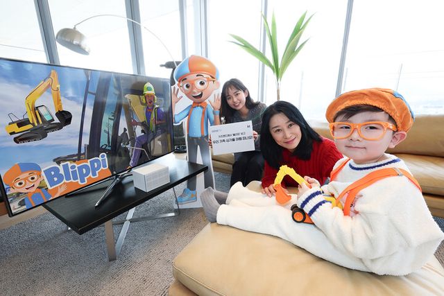 모델들이 지니 TV 키즈랜드에서 공개된 블리피 시리즈를 소개하고 있다. [사진=KT]