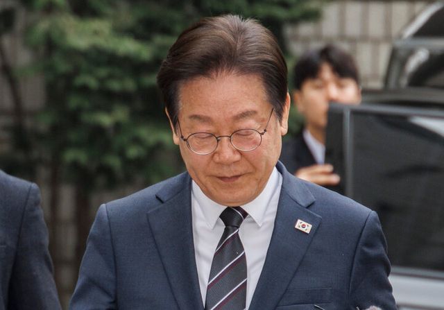 이재명 더불어민주당 대표가 25일 서울 서초구 서울중앙지법에서 열린 '대장동·위례·백현동·성남FC 사건' 1심 공판에 출석하다 취재진 질문을 받으며 침묵하고 있다. 이 대표는 26일 향후 정치적 명운을 가를 공직선거법 위반 사건의 항소심 판결을 앞두고 있다. [사진=연합뉴스]