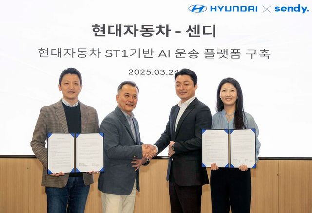 (왼쪽부터) 현대차 국내SV사업1팀 도신영 팀장, 국내SV사업실 오기용 상무, 센디 염상준 대표이사, 김혜진 이사가 기념 사진을 촬영하는 모습. [사진=현대차]