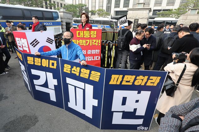 25일 서울 종로구 헌법재판소 앞에서 국민의힘 나경원 의원이 윤석열 대통령 탄핵 반대 피케팅, 더불어민주당 박홍배 의원이 윤 대통령 탄핵 찬성 피케팅을 하고 있다. [사진=연합뉴스]