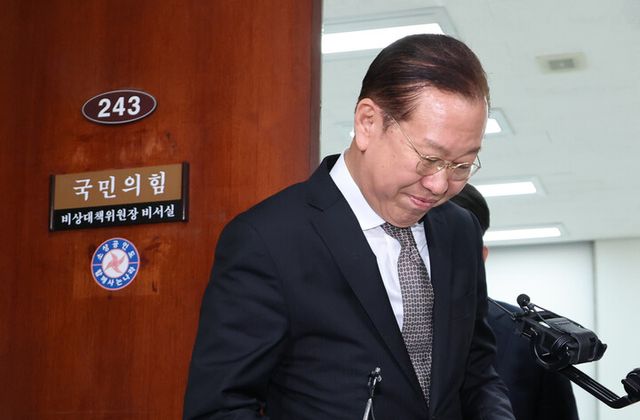 권영세 국민의힘 비상대책위원장이 26일 서울 여의도 국회에서 더불어민주당 이재명 대표의 공직선거법 위반 항소심 무죄 선고와 관련해 입장을 밝히며 고개를 떨구고 있다. [사진=연합뉴스]