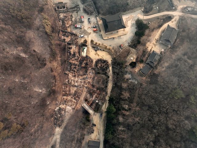 26일 경북 의성군 단촌면 고운사 가운루를 비롯한 건물들이 전날 번진 산불에 모두 불에타 흔적만 남아 있다. 이번 화재로 국가 지정 문화유산 보물로 지정된 고운사 가운루와 연수전 등이 소실됐다. [사진=연합뉴스]