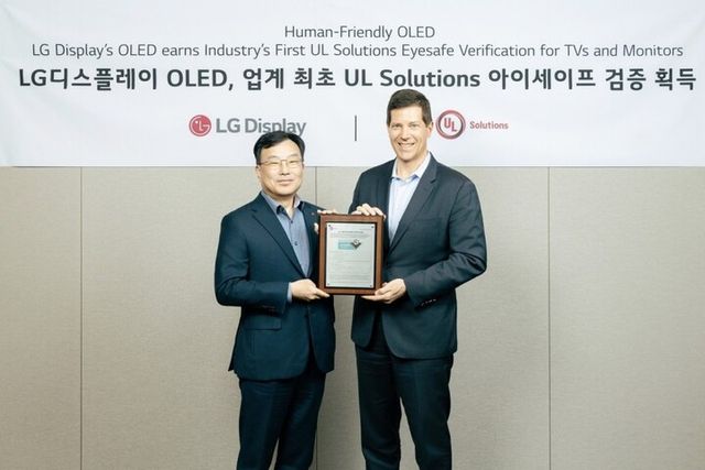 윤수영 LG디스플레이 최고기술책임자(왼쪽)와 토드 데니슨UL 솔루션즈 글로벌 총괄 수석 부사장이 지난 20일 서울 마곡 LG사이언스파크에서 '아이세이프3.0 검증' 획득 기념식 후 촬영을 진행하고 있다. [사진=LG디스플레이]