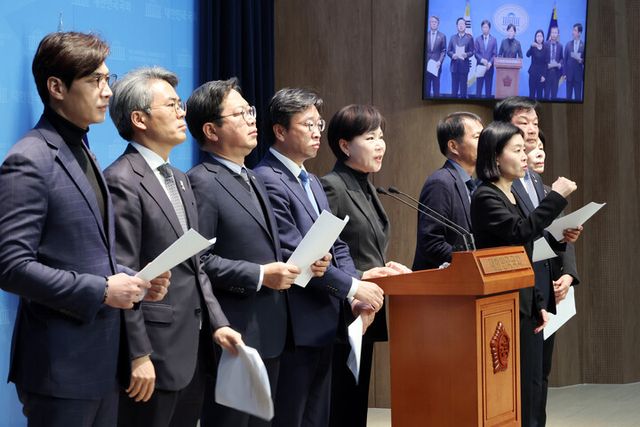 전현희 더불어민주당 의원이 사법정의실현 및 검찰독재대책위원회 소속 의원들과 함께 25일 서울 여의도 국회 소통관에서 이재명 대표의 공직선거법 위반 혐의 2심 선고를 앞두고 무죄를 주장하는 기자회견을 열고 발언하고 있다. [사진=연합뉴스]