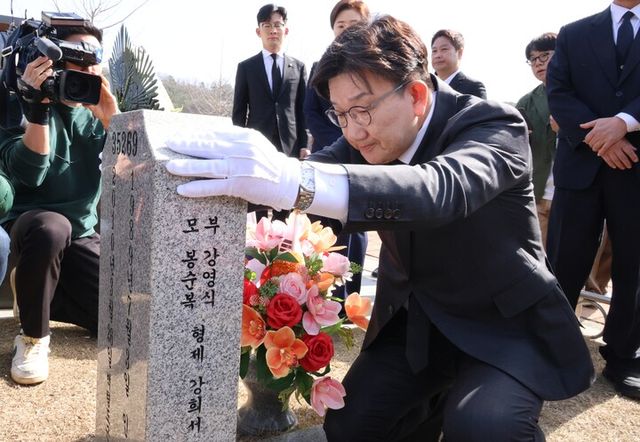 권성동 국민의힘 원내대표가 천안함 피격 15주기를 맞아 26일 오전 국립대전현충원 천안함 46용사 묘역을 찾아 참배하고 있다. [사진=연합뉴스]