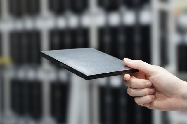 스탠다드에너지가 세계 최초로 개발한 얇고 가벼운 바나듐이온배터리 셀 사진. [사진=스탠다드에너지]