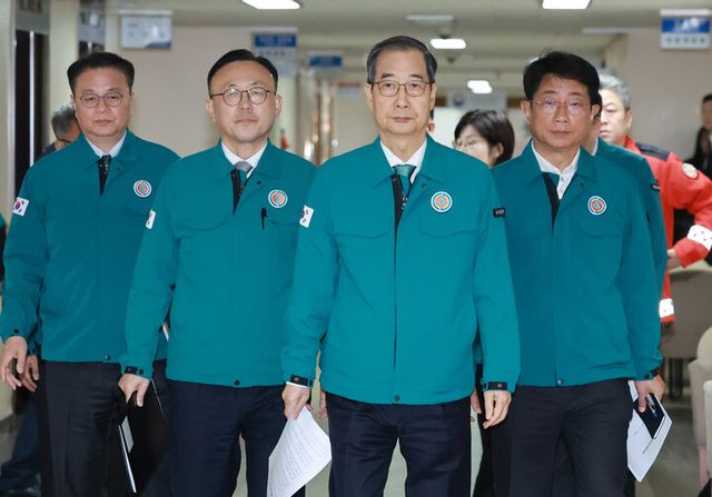 한덕수 대통령 권한대행 국무총리와 국무위원들이 26일 정부서울청사에서 산불 예방 관련 대국민담화를 하기 위해 브리핑실로 향하고 있다. [사진=연합뉴스]