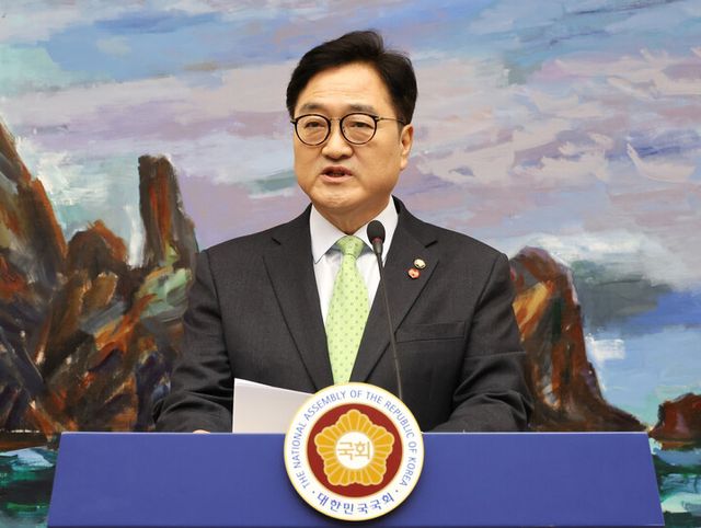 우원식 국회의장이 27일 국회에서 헌법재판소의 대통령 탄핵심판 선고 지체 상황 등과 관련한 담화문을 발표하고 있다. [사진=연합뉴스]