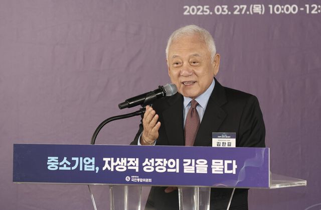 김한길 국민통합위원회 위원장이 27일 오전 서울 코리아나호텔에서 열린 '기업 성장을 돕는 특별위원회 정책토론회'에서 모두 발언을 하고 있다. [사진=국민통합위원회]&nbsp;