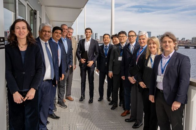 HD한국조선해양이 현지시간 18일 MIT에서 ‘MIT 조선해양 컨소시엄'의 발족식을 가졌다. 오른쪽 첫 번째 테미스 삽시스 MIT 해양공학센터장, 일곱 번째 장광필 HD한국조선해양 미래기술연구원장. [사진=HD한국조선해양]